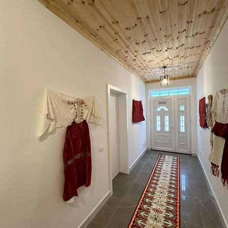 Qyteza & 招待所 Rrence